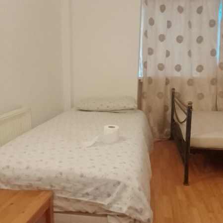 Private Rooms In 3 Bedroom Flat!! Londyn Zewnętrze zdjęcie